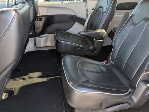 Used 2024 Chrysler Pacifica Limited image 14