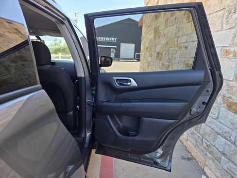 Used 2019 Nissan Pathfinder SV image 11