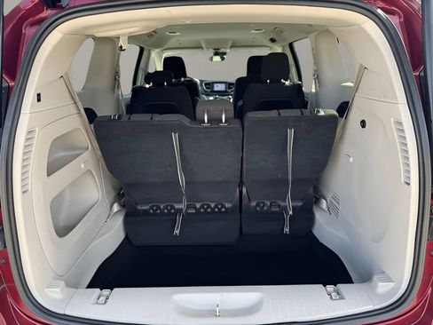 Used 2023 Chrysler Voyager LX image 9