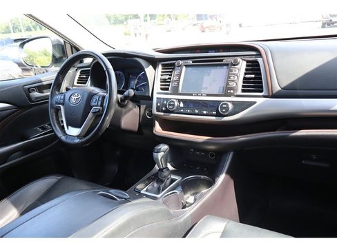 Used 2019 Toyota Highlander XLE AWD/4WD image 32