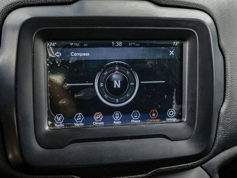 Used 2018 Jeep Renegade Latitude FWD image 33