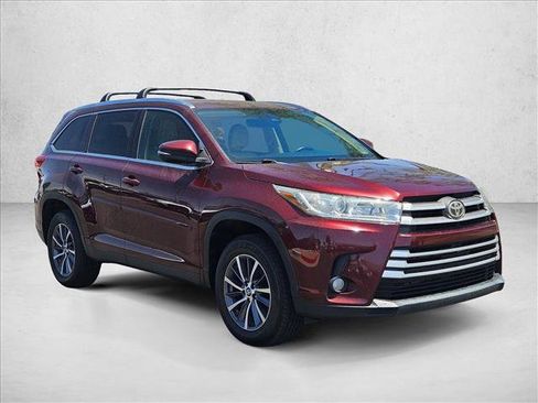 Used 2019 Toyota Highlander XLE FWD image 3