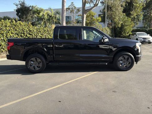 Used 2022 Ford F150 Lightning Lariat image 7