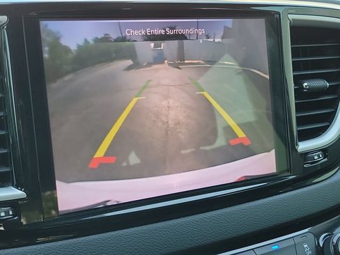 Used 2023 Chrysler Pacifica Touring-L FWD image 31