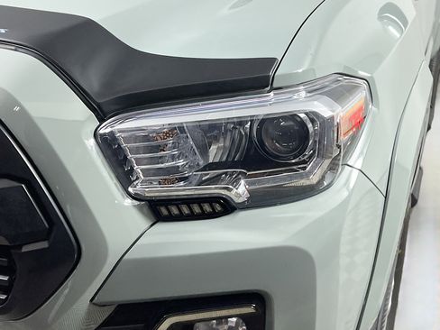 Used 2022 Toyota Tacoma TRD Sport w/ Technology Package image 12