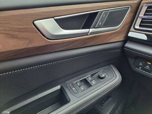 Used 2025 Volkswagen Atlas SE image 20