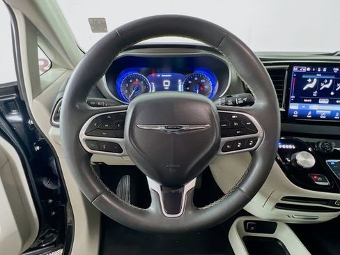 Used 2024 Chrysler Pacifica Touring-L FWD image 12