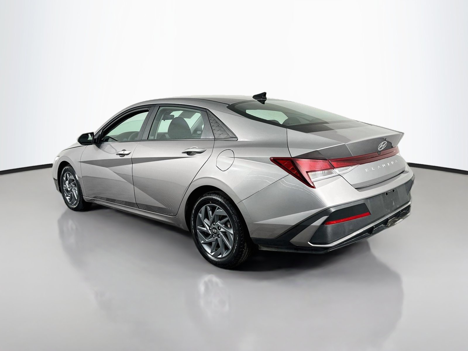 Used 2024 Hyundai Elantra SEL FWD image 6