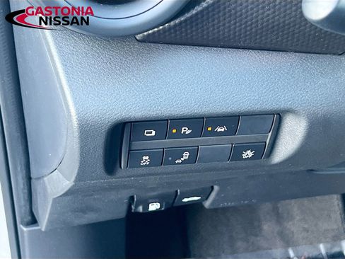 Used 2020 Nissan Kicks S image 13