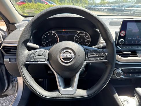 Used 2025 Nissan Altima 2.5 SV FWD image 17