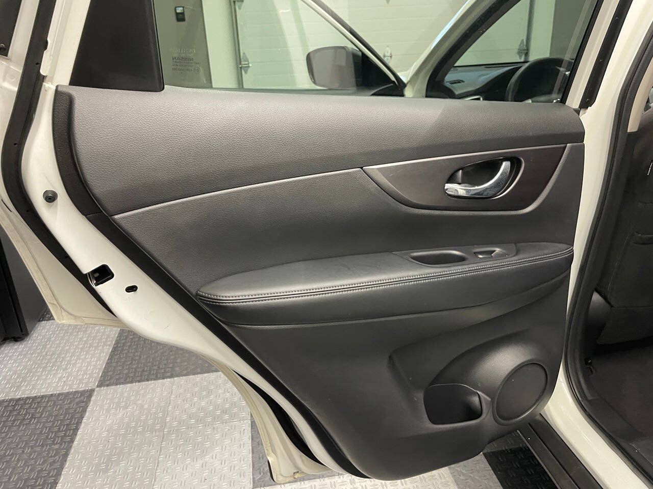 Used 2015 Nissan Rogue SV FWD image 18