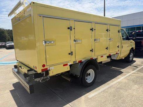 Used 2022 Ford E-450 and Econoline 450 Super Duty RWD image 2