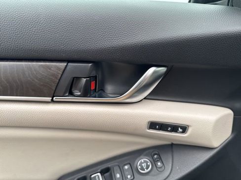 Used 2018 Honda Accord Touring image 19