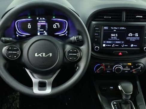 Used 2025 Kia Soul LX w/ LX Technology Package FWD image 12
