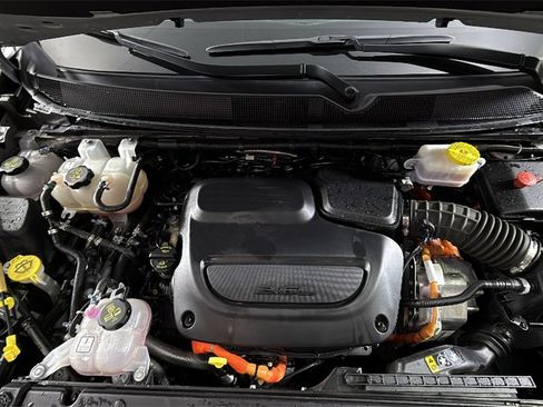 Used 2024 Chrysler Pacifica Select image 38