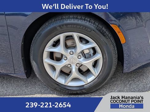 Used 2019 Chrysler Pacifica Touring-L Plus w/ Tire & Wheel Group FWD image 9
