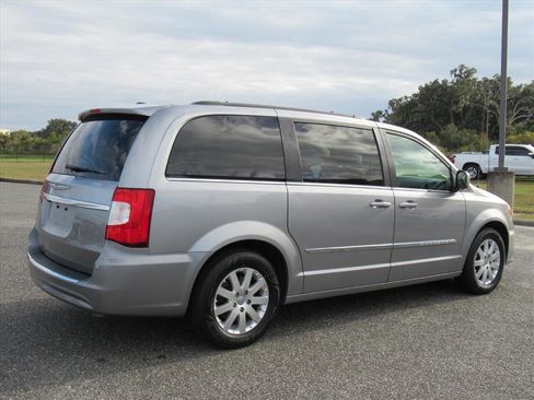 Used 2016 Chrysler Town & Country Touring image 6