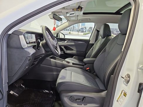 New 2026 Volkswagen Tiguan SE FWD image 17