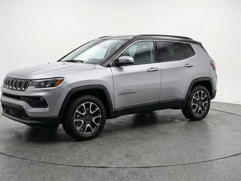 Used 2025 Jeep Compass Trailhawk w/ Trailer Tow Group AWD/4WD image 3