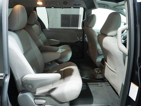 Used 2020 Toyota Sienna XLE Premium AWD/4WD image 17