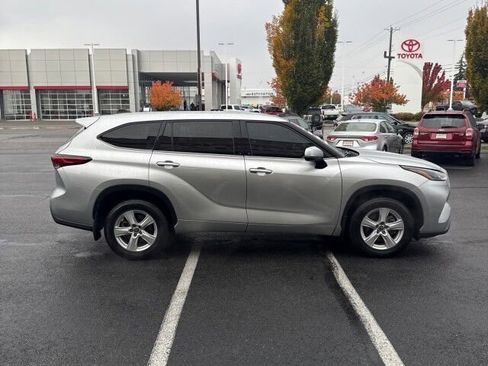 Used 2022 Toyota Highlander LE image 5