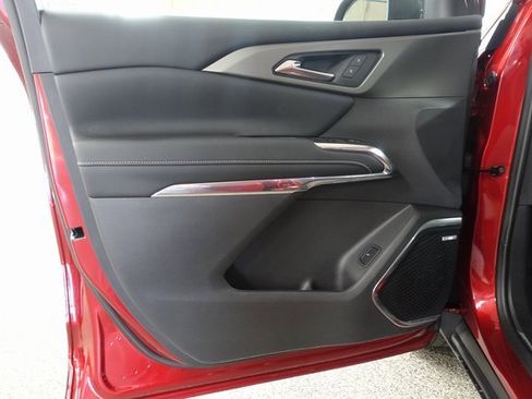 Used 2025 Chevrolet Traverse LT w/ Enhanced Driving Package image 9