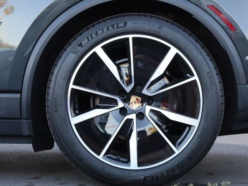 Used 2025 Porsche Macan 4 Electric AWD/4WD image 58
