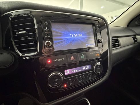 Used 2018 Mitsubishi Outlander SEL AWD/4WD image 26
