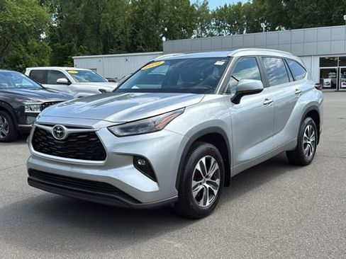 Certified 2024 Toyota Highlander XLE AWD/4WD image 3