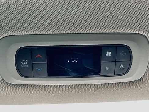 Used 2024 Chrysler Pacifica Touring-L FWD image 22