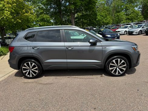 Used 2024 Volkswagen Taos SE FWD image 8