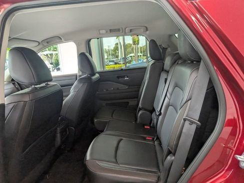 Used 2023 Nissan Pathfinder SL image 7