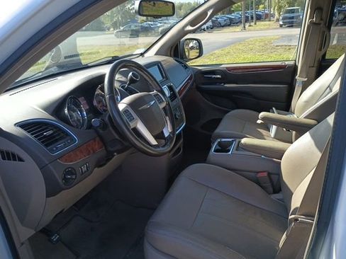 Used 2014 Chrysler Town & Country Touring image 9