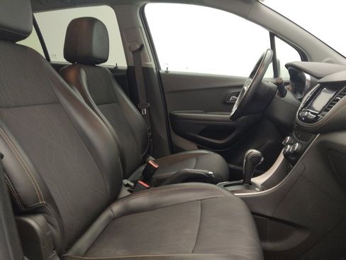 Used 2021 Chevrolet Trax LT w/ LT Convenience Package image 21