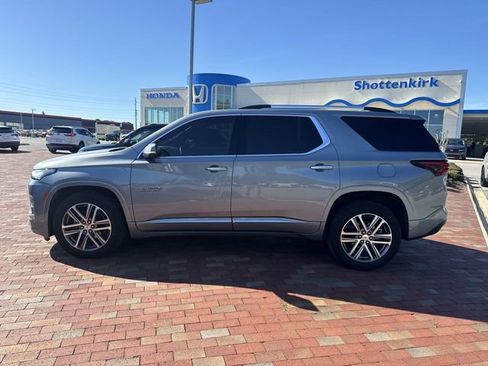 Used 2023 Chevrolet Traverse High Country FWD image 3