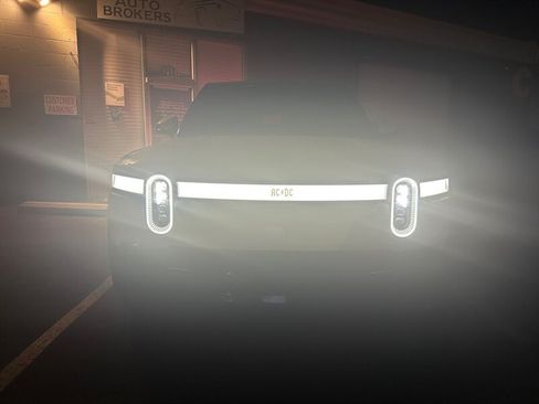 Used 2023 Rivian R1S Adventure AWD/4WD image 2