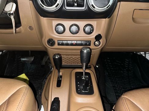 Used 2016 Jeep Wrangler Unlimited Rubicon w/ Connectivity Group AWD/4WD image 17