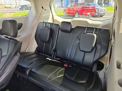 Used 2023 Chrysler Pacifica Touring-L FWD image 34