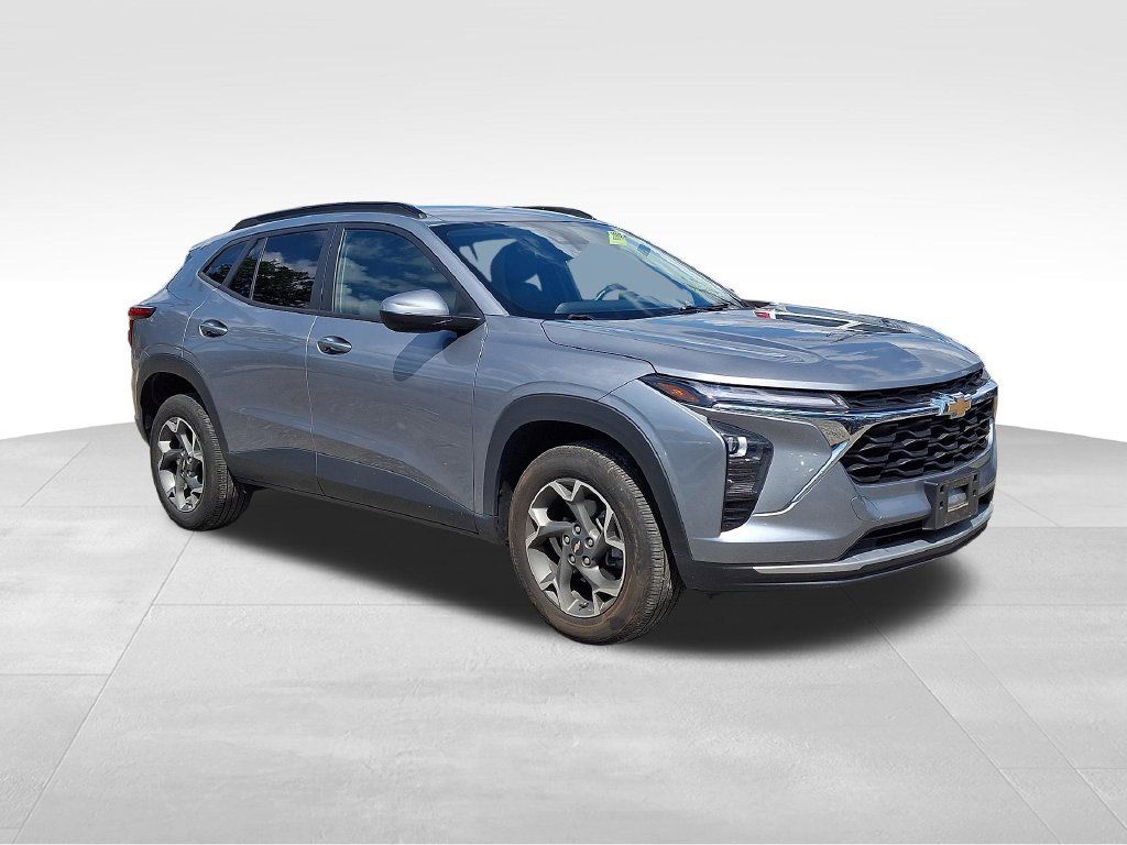 Used 2025 Chevrolet Trax LT w/ Driver Confidence Package FWD image 1