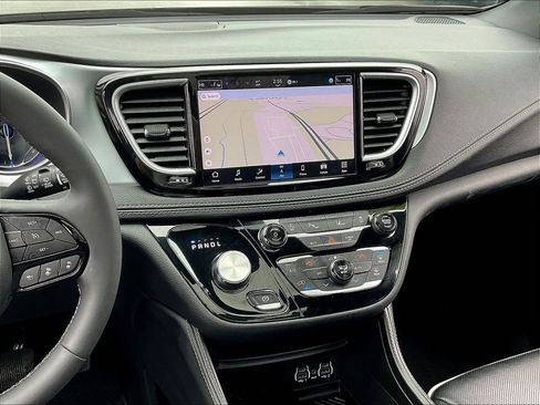 Used 2025 Chrysler Pacifica Limited FWD image 18