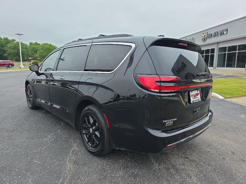 Used 2022 Chrysler Pacifica Touring-L FWD image 8