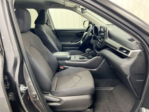 Used 2023 Toyota Highlander LE image 22
