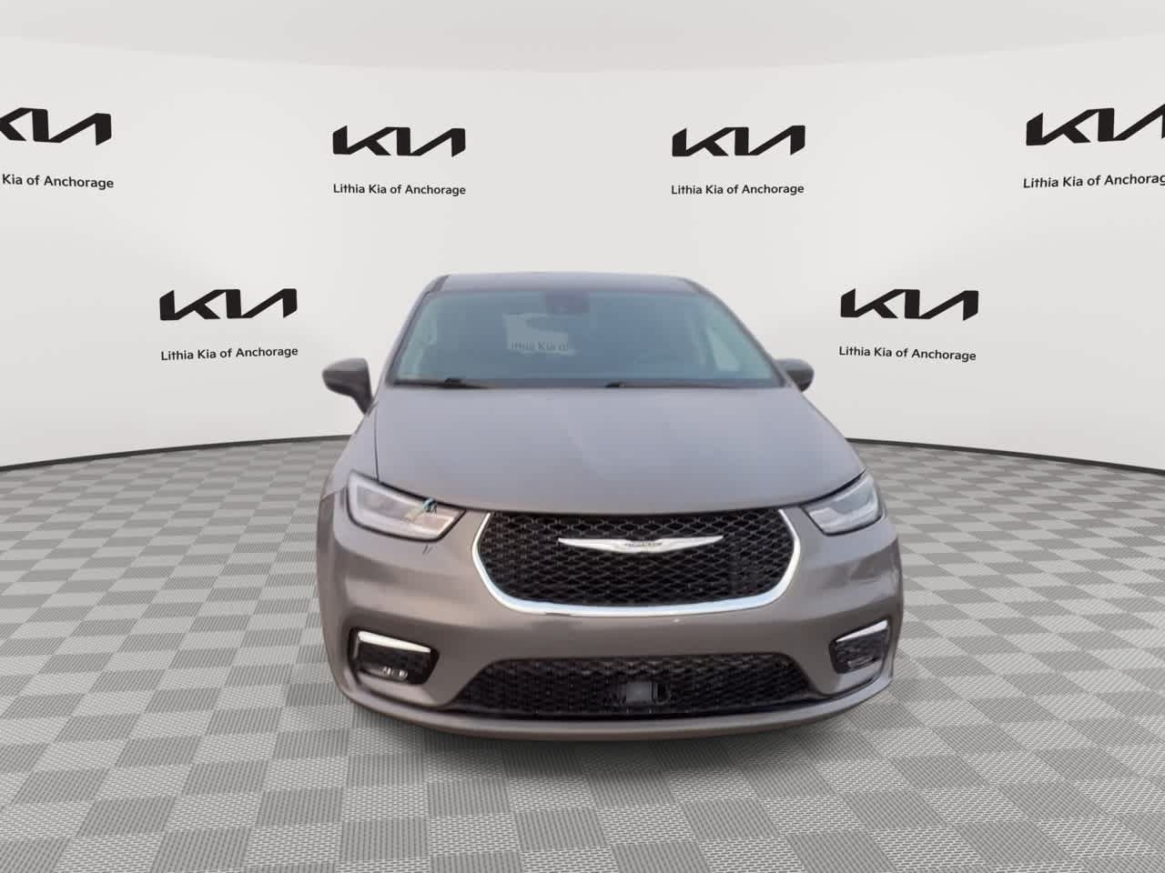 Used 2023 Chrysler Pacifica Touring-L FWD image 3