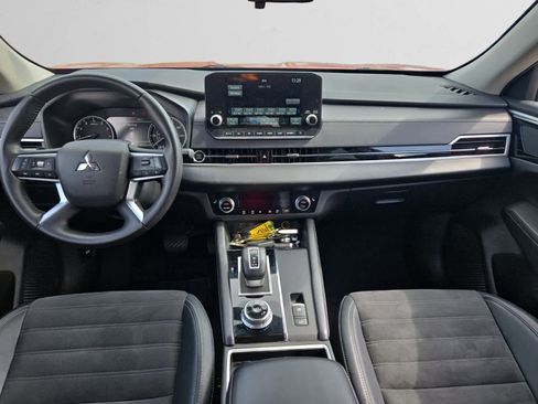 Used 2024 Mitsubishi Outlander SE image 10