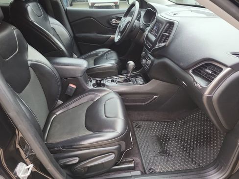 Used 2019 Jeep Cherokee Latitude Plus w/ Comfort/Convenience Group FWD image 26