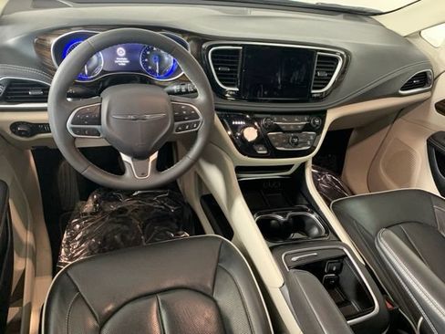 Used 2024 Chrysler Pacifica Limited FWD image 20