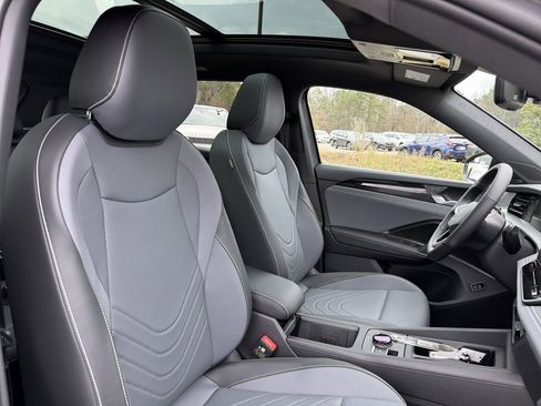 New 2026 Volkswagen Tiguan SE R-Line FWD image 19