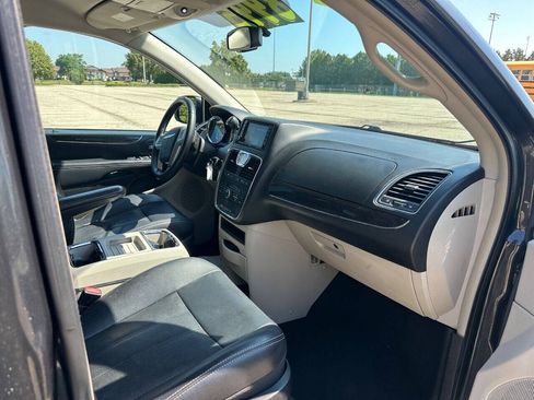 Used 2012 Chrysler Town & Country Touring w/ Entertainment Group #1 FWD image 21