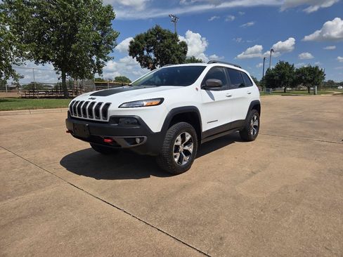 Used 2014 Jeep Cherokee Trailhawk w/ Comfort/Convenience Group AWD/4WD image 3