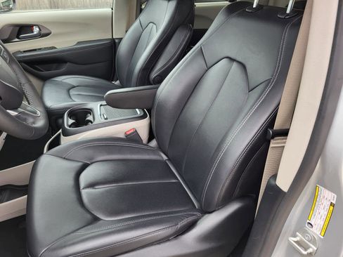 Used 2024 Chrysler Pacifica Touring-L image 16